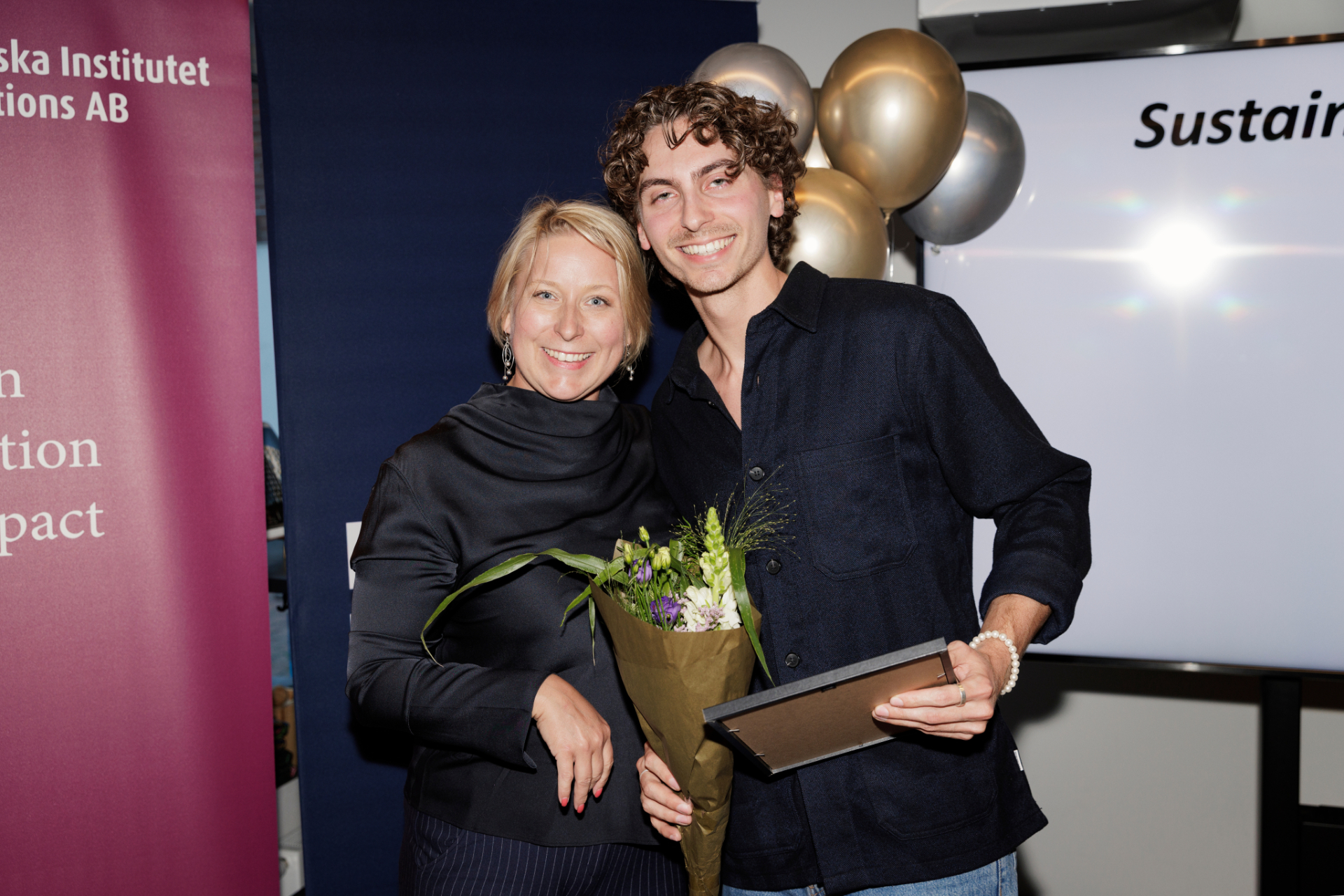 Alex Aktén från Airbon tar emot priset för Hållbar miljö