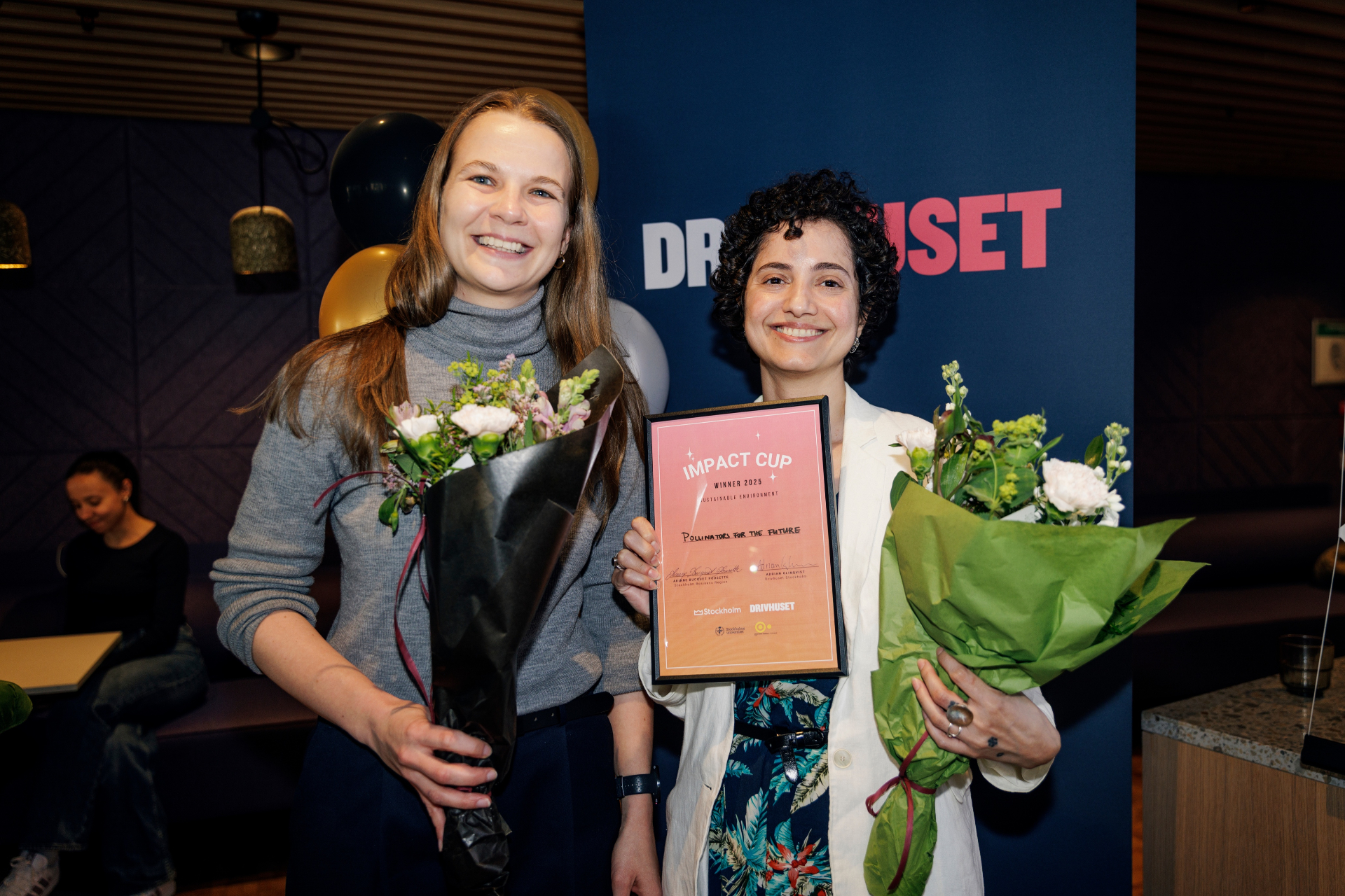 Pollinators of the Future-teamet tar emot priset för Hållbar miljö